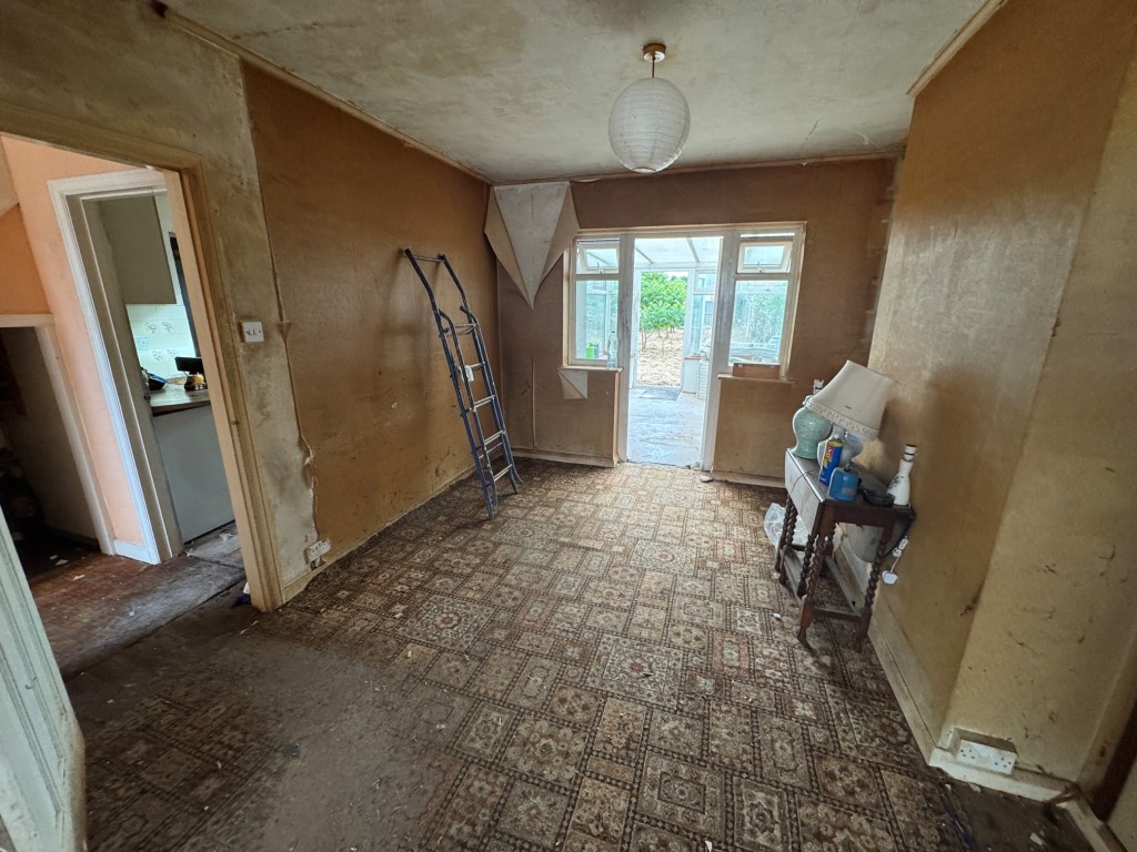 Lot: 16 - FIVE-BEDROOM HOUSE FOR TOTAL REFURBISHMENT WITH POTENTIAL PLOT - Sitting room